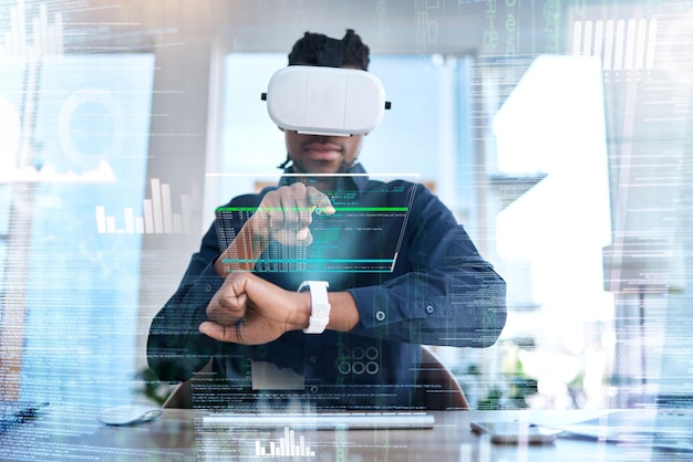 Ologramma smartwatch per realtà virtuale e uomo d'affari che digitano scorri e controlla dashboard AI AR hud o sovrapposizione dati Trasformazione digitale Visore VR o sviluppatore maschio lavora su software orologio da polso