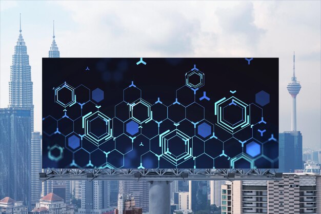 Ologramma tecnologico sul tabellone per le affissioni sulla vista panoramica della città di Kuala Lumpur KL è il più grande hub tecnologico in Malesia Asia Il concetto di sviluppo della codifica e della scienza hightech