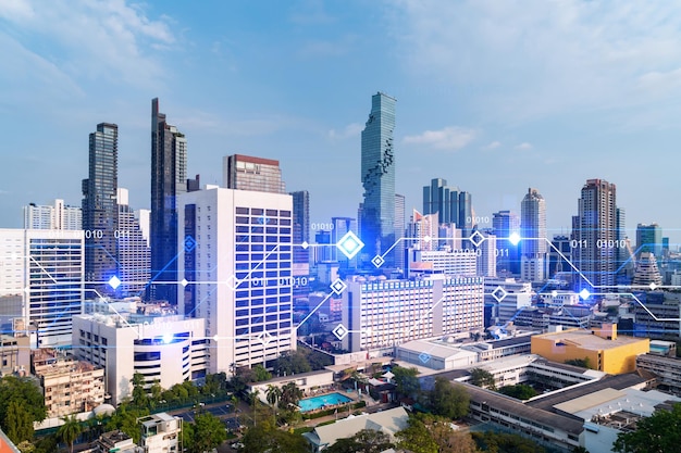 Ologramma tecnologico sulla vista panoramica della città di Bangkok Il più grande hub tecnologico in Asia Il concetto di sviluppo della codifica e della scienza hightech Doppia esposizione