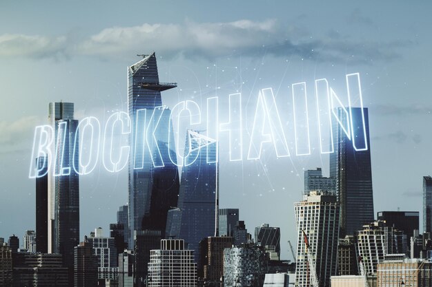 Ologramma virtuale astratto della tecnologia blockchain sullo sfondo dello skyline della città di New York trasferimenti di denaro digitale e concetto di decentralizzazione Multiesposizione