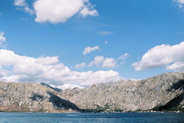 Ombra dalle nuvole sulle montagne sopra il mare