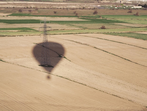 Ombra della mongolfiera che sorvola il paesaggio a Cappadocia