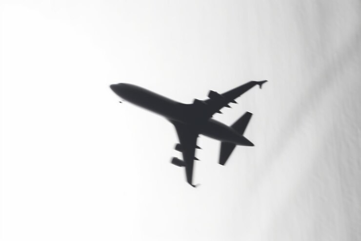 Ombra di un aereo su uno sfondo bianco