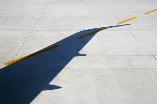 Ombra di un aereo sulla pista