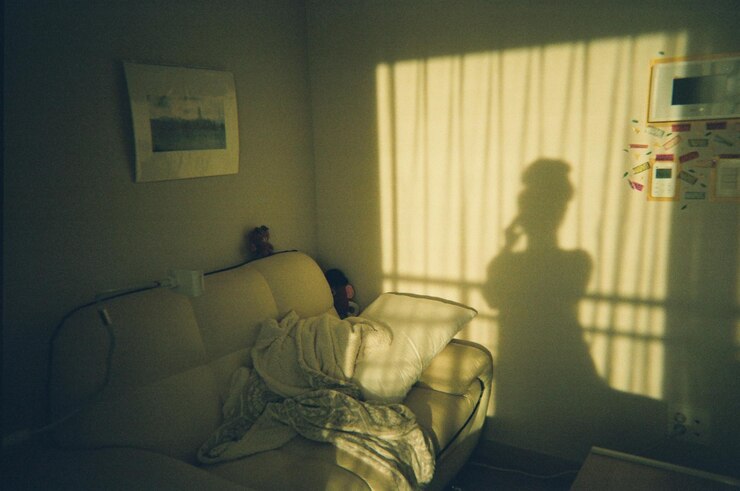 Foto ombra di una donna sul muro di casa
