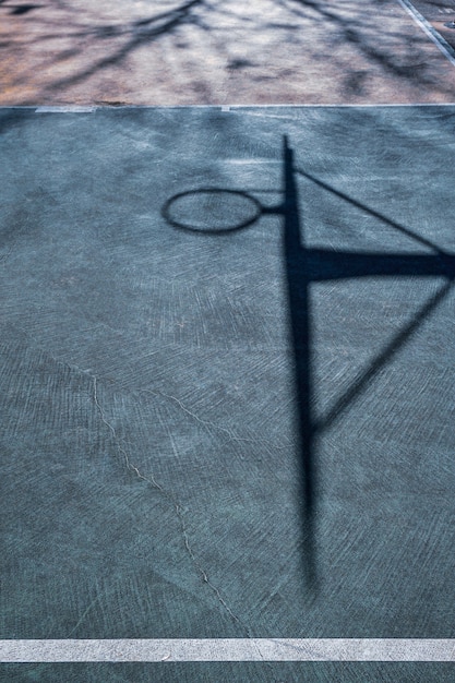 Ombre di canestro da basket di strada sul campo