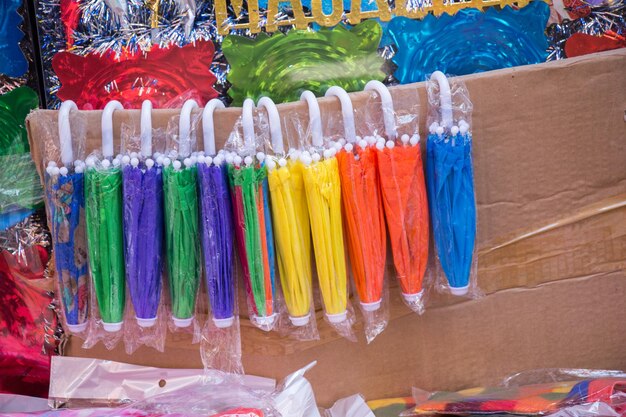 Ombrelli appesi di vari colori in una piazza del mercato