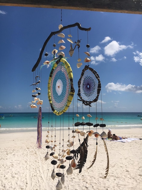 Ombrelli appesi sulla spiaggia contro il cielo