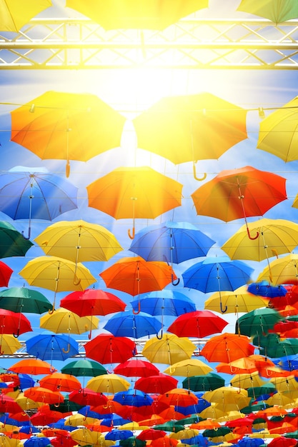 Ombrelli colorati sullo sfondo del cielo azzurro. Foto di alta qualità