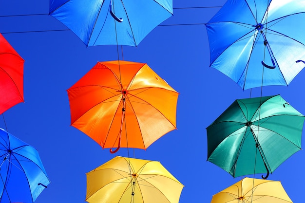 Ombrelli colorati sullo sfondo del cielo azzurro. Foto di alta qualità