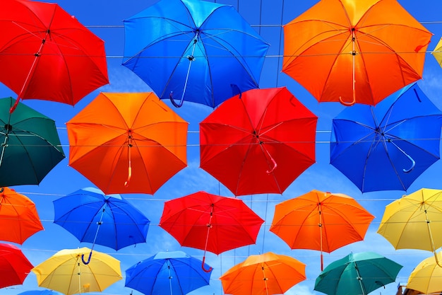 Ombrelli colorati sullo sfondo del cielo azzurro. Foto di alta qualità