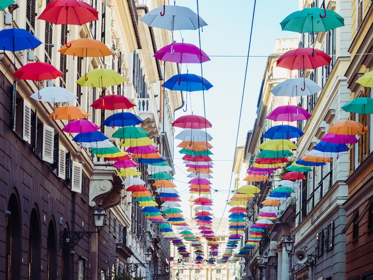 Foto ombrelli multicolori e luminosi