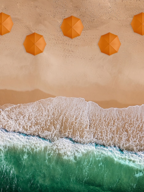 Ombrello arancione sul collage sulla spiaggia