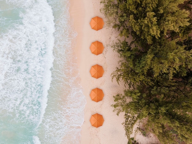 Ombrello arancione sul collage sulla spiaggia