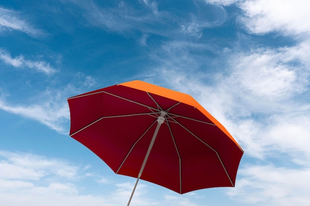 Ombrello arancione sul collage sulla spiaggia