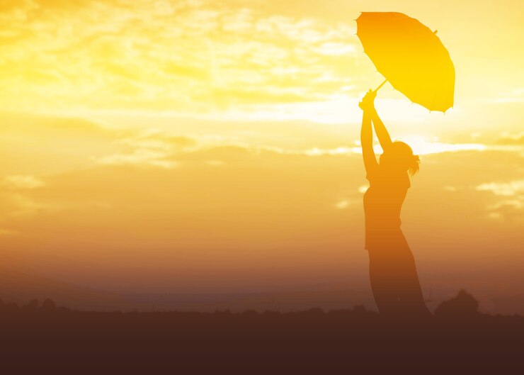 Ombrello donna e silhouette tramonto