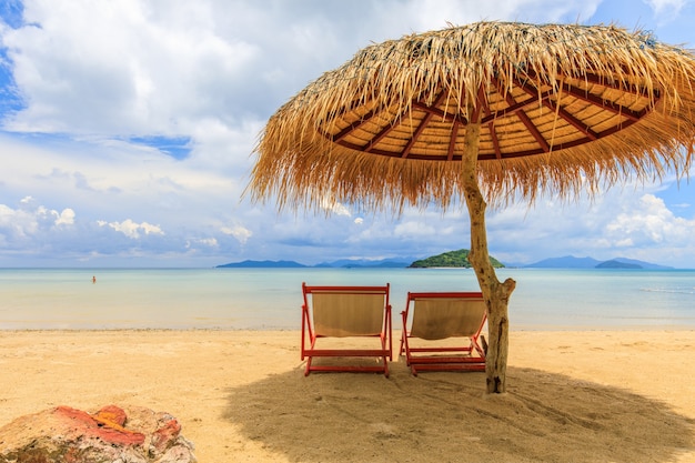 Ombrello e sedia sulla spiaggia tropicale nell&#39;isola di Koh Mak, provincia di Trat, Tailandia