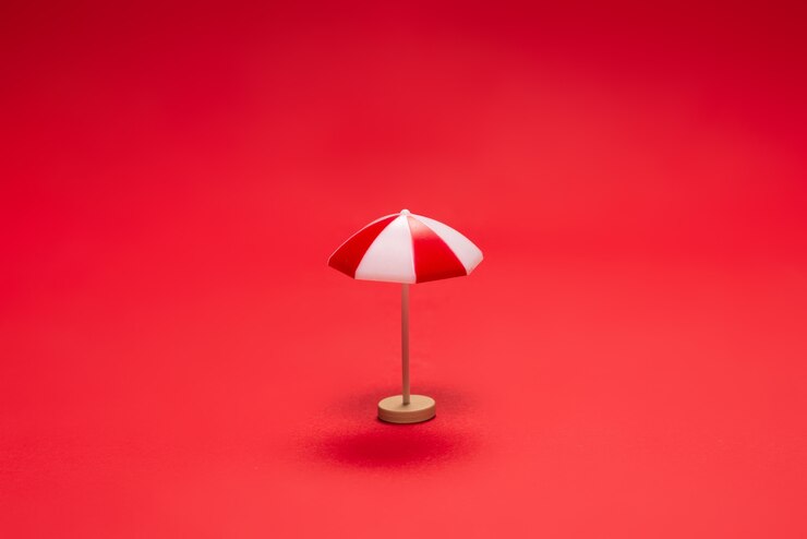 Ombrello rosso su sfondo rosso. Copia spazio.