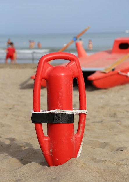 Ombrello rosso sulla spiaggia contro il cielo