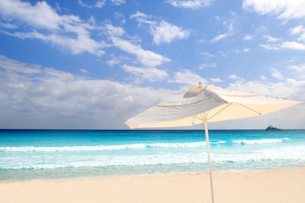 Ombrellone bianco parasole in turchese spiaggia caraibica