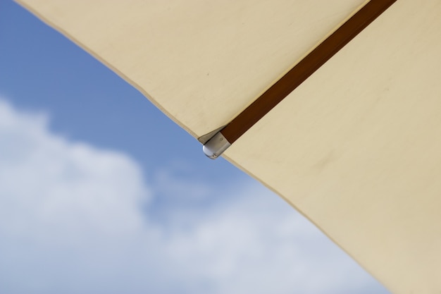 Ombrellone da spiaggia bianco. Chiuda sulle costole bianche dell'ombrello e dell'ombrello. Concetto di vacanza.