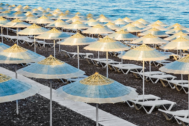 Ombrellone e lettini in spiaggia