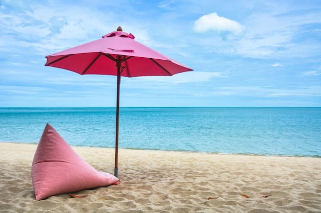 Ombrellone rosa e un comodo cuscino in spiaggia, Nakhon Si Thammarat, Thailandia