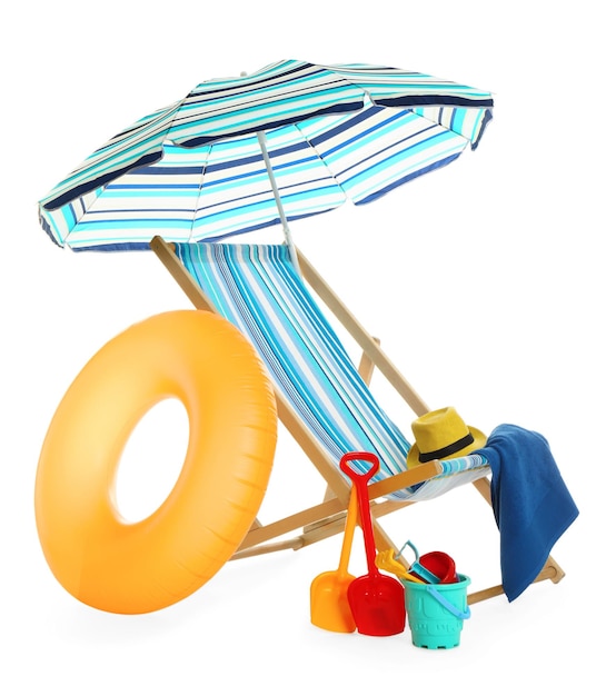 Ombrellone sedia a sdraio anello gonfiabile cappello asciugamano e giocattoli di sabbia per bambini su sfondo bianco