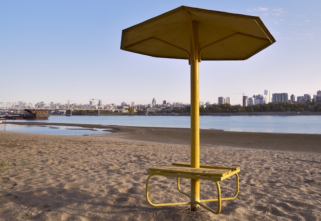 Ombrellone su una spiaggia deserta a Novosibirsk