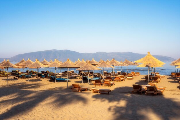 Ombrelloni da sole e lettini in spiaggia