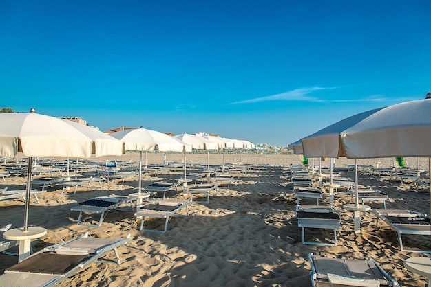 Ombrelloni e sdraio sulla spiaggia di Rimini in Italia