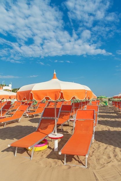 Ombrelloni e sdraio sulla spiaggia di Rimini in Italia