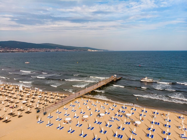 Ombrelloni lettini sulla spiaggia di sabbia drone vista aerea dall'alto Sunny Beach in Bulgaria Vacanze estive in Europa durante la quarantena