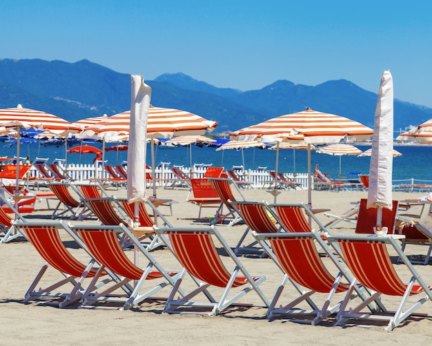 Ombrelloni rossi e letti rossi sulla spiaggia d&#39;Italia