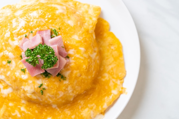 Omelette cremosa con prosciutto su riso o riso con prosciutto e frittata morbida