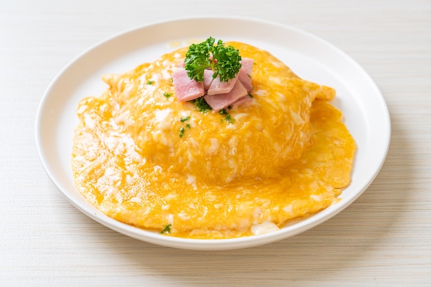 Omelette cremosa con prosciutto su riso o riso con prosciutto e frittata morbida