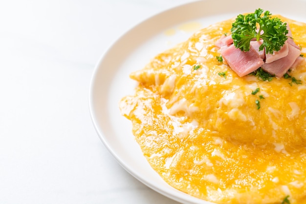 Omelette cremosa con prosciutto su riso o riso con prosciutto e frittata morbida