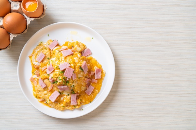 Omelette cremosa con prosciutto su riso o riso con prosciutto e frittata morbida