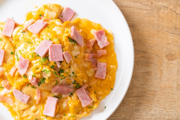 Omelette cremosa con prosciutto su riso o riso con prosciutto e frittata morbida