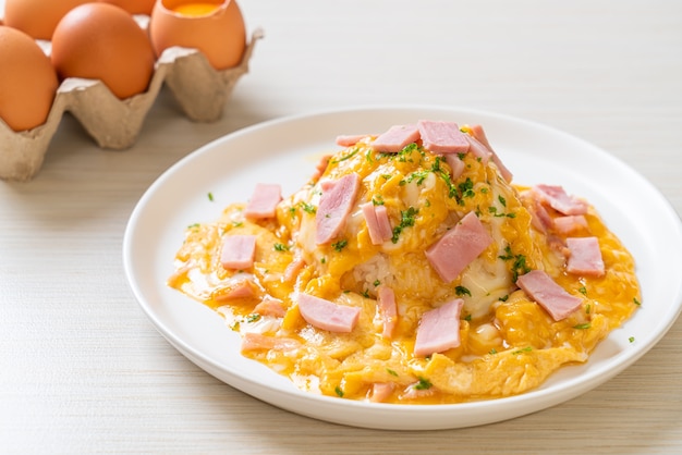 Omelette cremosa con prosciutto su riso