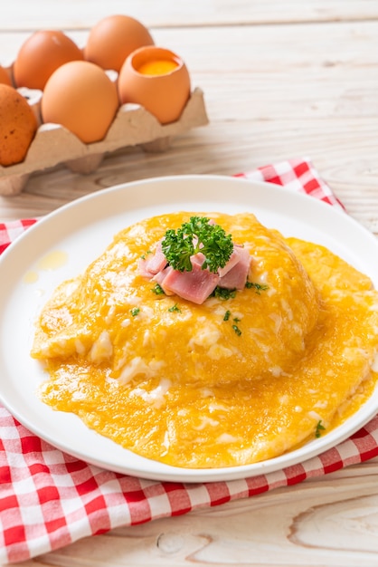 Omelette cremosa con prosciutto su riso