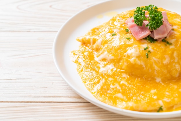 Omelette cremosa con prosciutto su riso