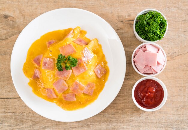 Omelette cremosa con prosciutto su riso