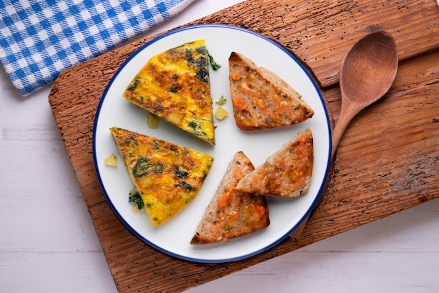 Omelette di patate spagnola con spinaci Tapa tradizionale