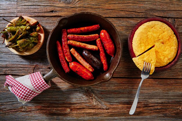 Omelette e salsicce di patate spagnole di tapas