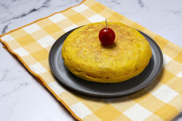 Omelette spagnola fatta in casa con patate e uova. Cucina tradizionale spagnola