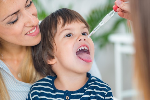 Omeopatia Madre e bambino in visita a un omeopata