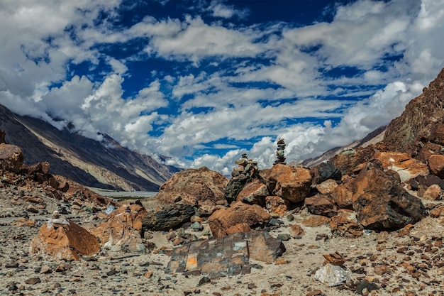 Ometti di pietra in Himalaya