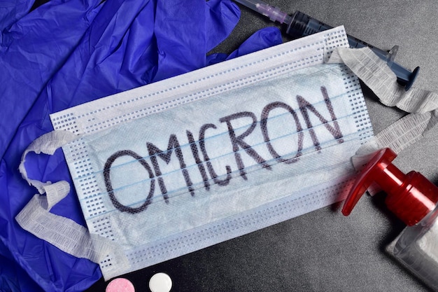 Omicron Virus Concept, maschera facciale con testo Omicron