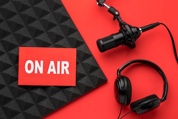 Foto on air banner e microfono con cuffie